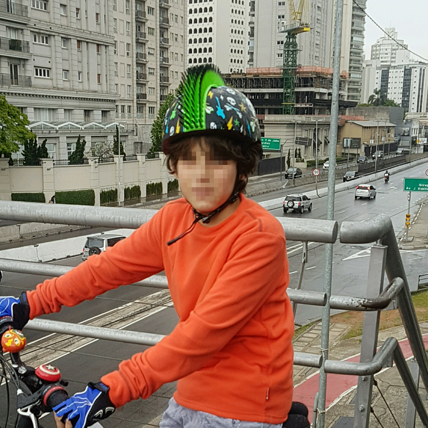 Blurred cyclist in São Paulo, Pinheiros